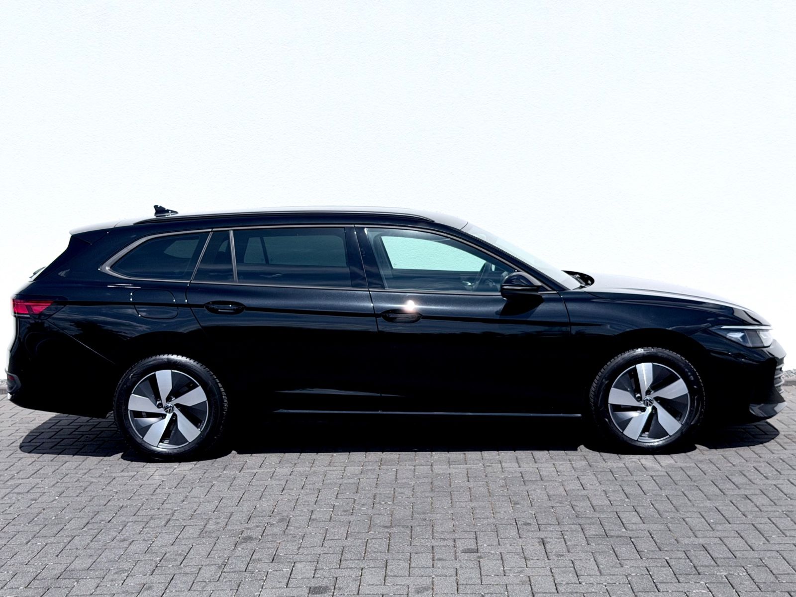 Volkswagen Passat Variant 1.5 TSI DSG /LED/ACC/CAM/1.HAND/ - Bild 4 Volkswagen Passat Variant 1.5 TSI DSG /LED/ACC/CAM/1.HAND/ in Schwarz als Kombi - Fahrzeugfoto 4