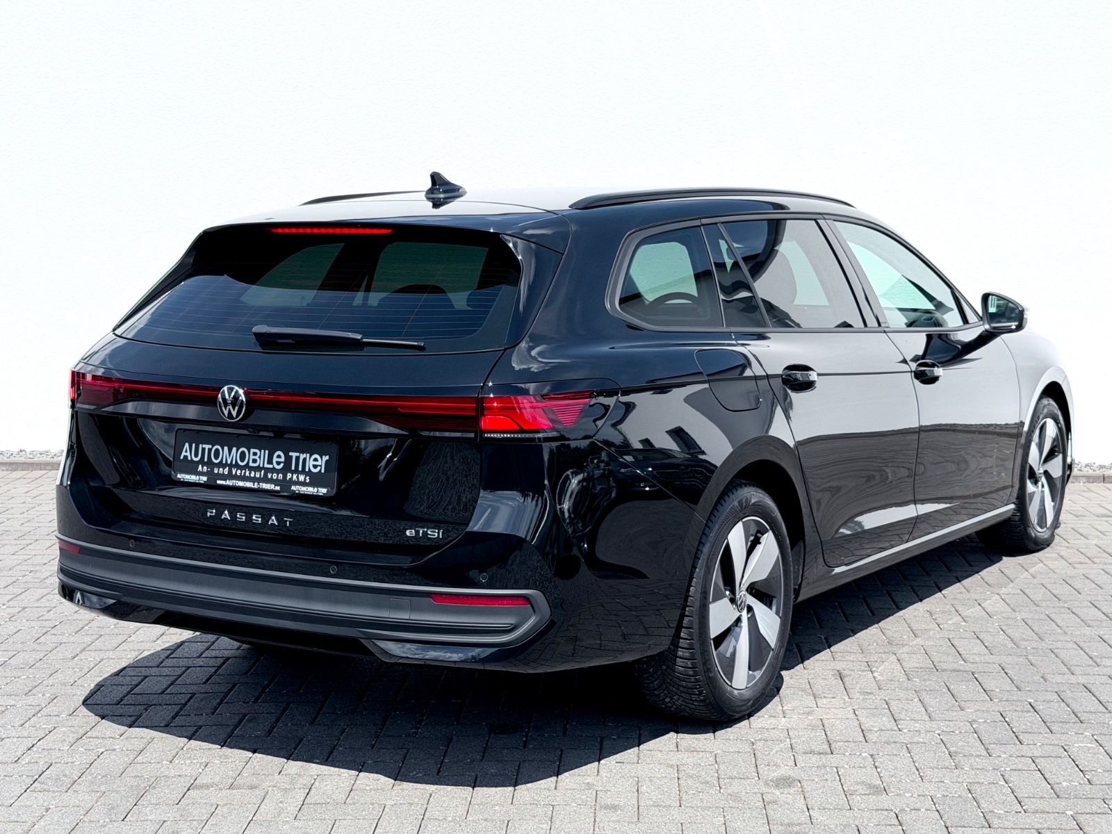 Volkswagen Passat Variant 1.5 TSI DSG /LED/ACC/CAM/1.HAND/ - Bild 5 Volkswagen Passat Variant 1.5 TSI DSG /LED/ACC/CAM/1.HAND/ in Schwarz als Kombi - Fahrzeugfoto 5