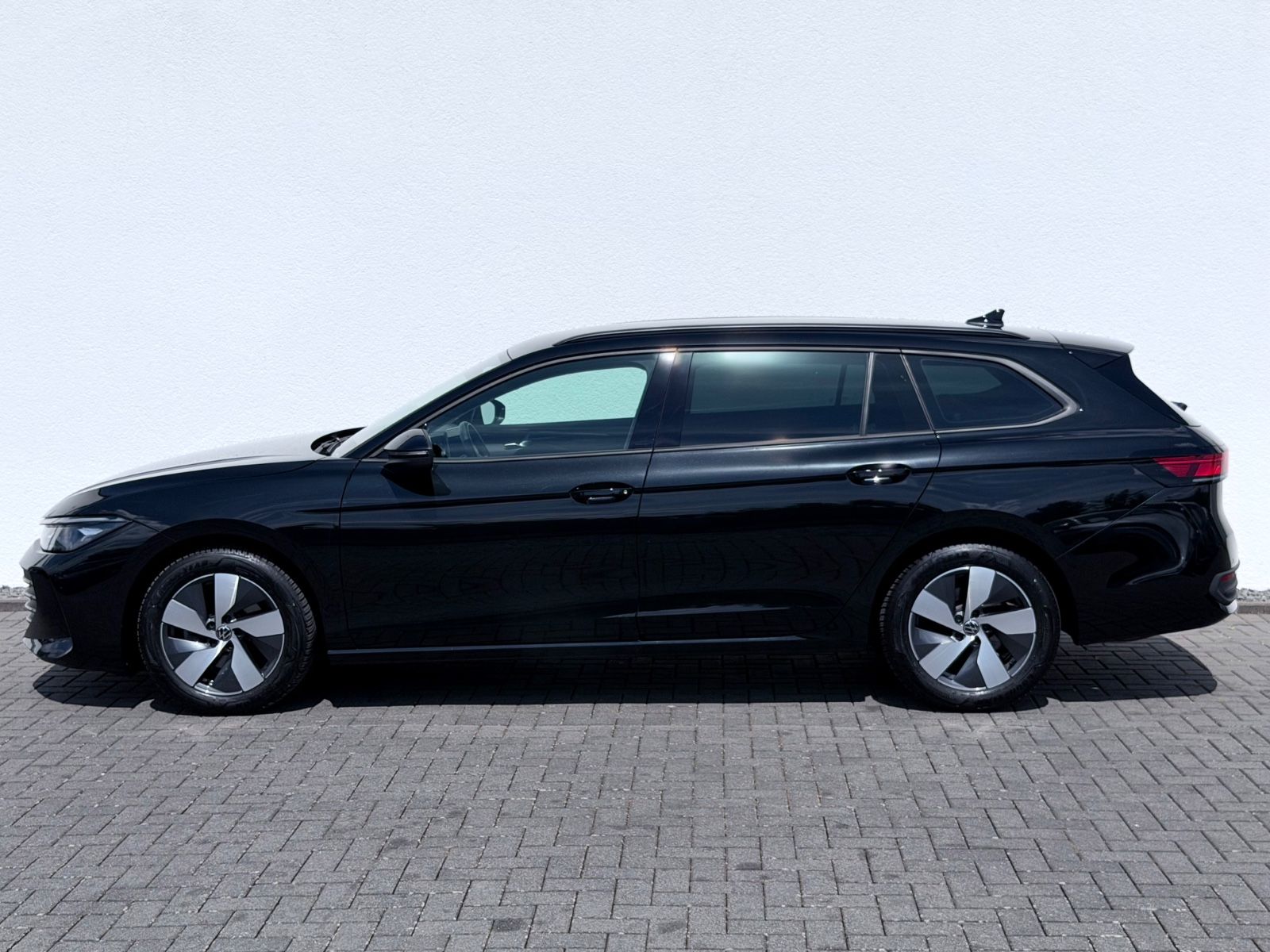 Volkswagen Passat Variant 1.5 TSI DSG /LED/ACC/CAM/1.HAND/ - Bild 8 Volkswagen Passat Variant 1.5 TSI DSG /LED/ACC/CAM/1.HAND/ in Schwarz als Kombi - Fahrzeugfoto 8