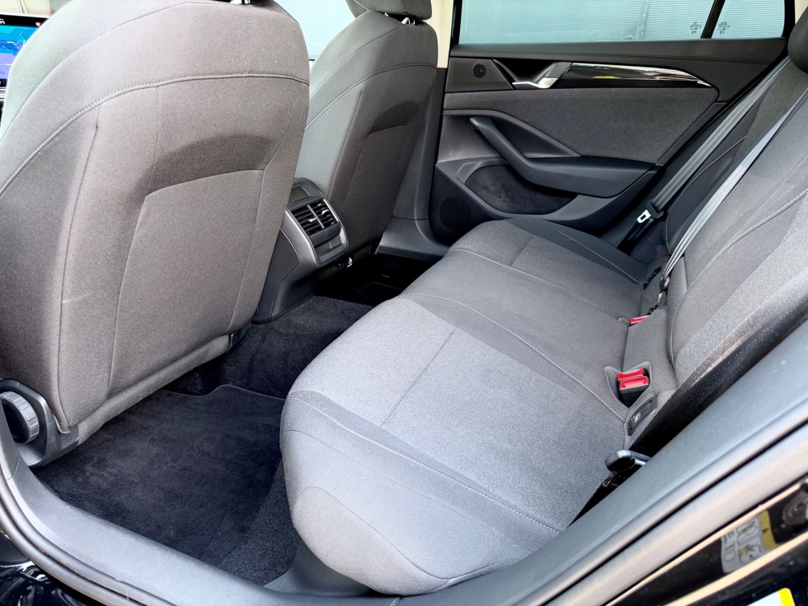 Volkswagen Passat Variant 1.5 TSI DSG /LED/ACC/CAM/1.HAND/ - Bild 13 Volkswagen Passat Variant 1.5 TSI DSG /LED/ACC/CAM/1.HAND/ in Schwarz als Kombi - Fahrzeugfoto 13