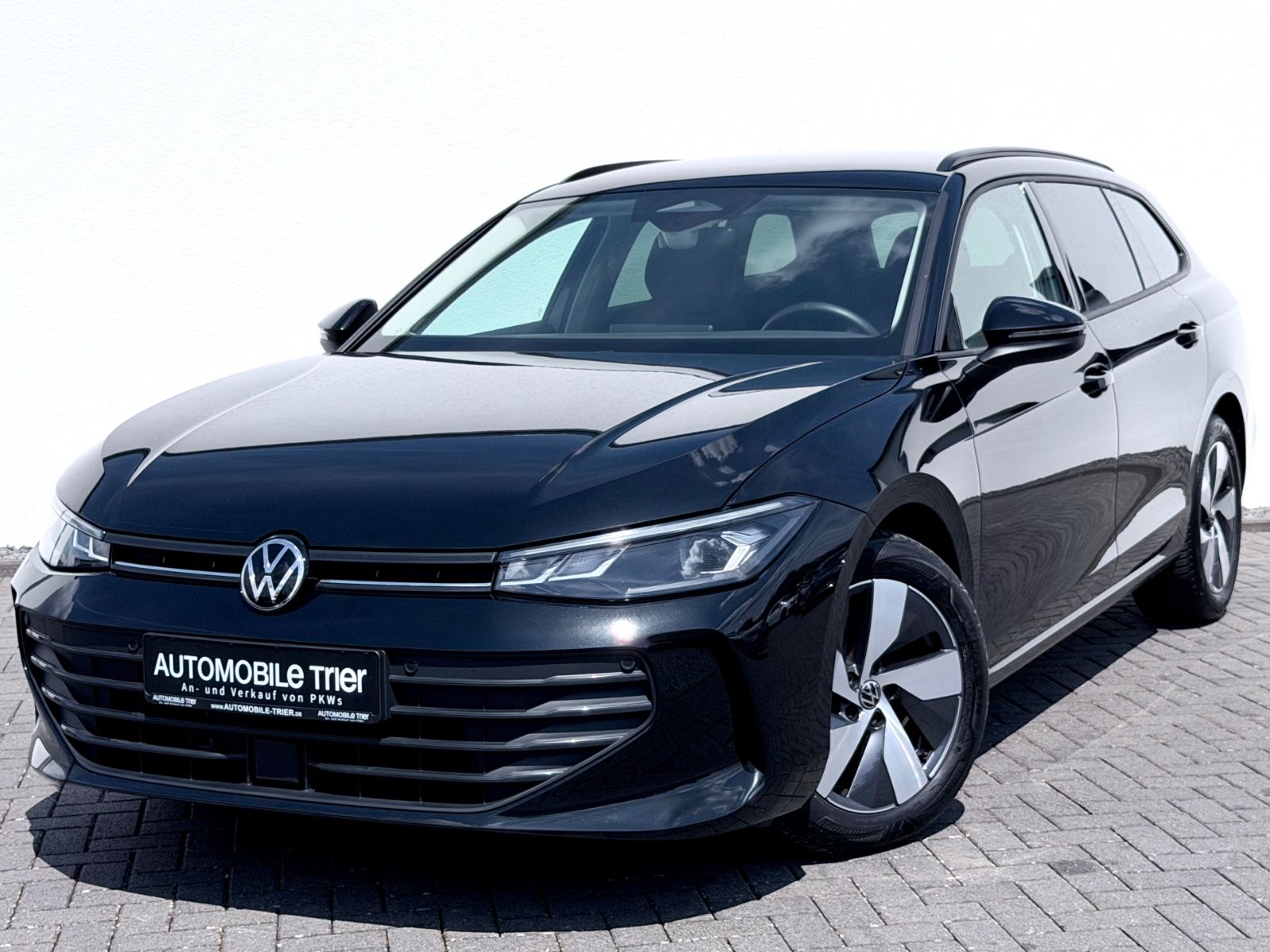 Volkswagen Passat Variant 1.5 TSI DSG /LED/ACC/CAM/1.HAND/ in Schwarz als Kombi - Fahrzeugfoto 1