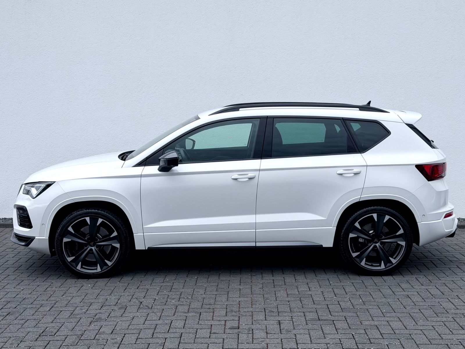 Cupra Ateca VZ 2.0 TSI DSG 4Drive /NAVI/LED/360°CAM/ - Bild 8 Cupra Ateca VZ 2.0 TSI DSG 4Drive /NAVI/LED/360°CAM/ in Weiß als SUV/Geländewagen/Pickup - Fahrzeugfoto 8
