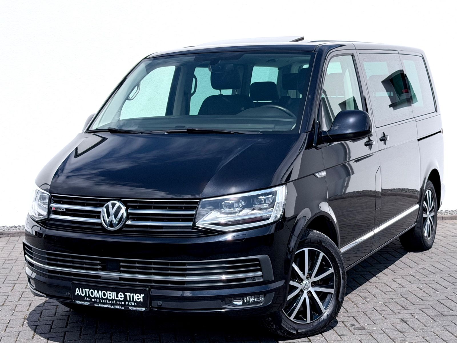 Volkswagen T6 Multivan 2.0 TDI DSG 4Motion in Schwarz als Van/Minibus - Fahrzeugfoto 1