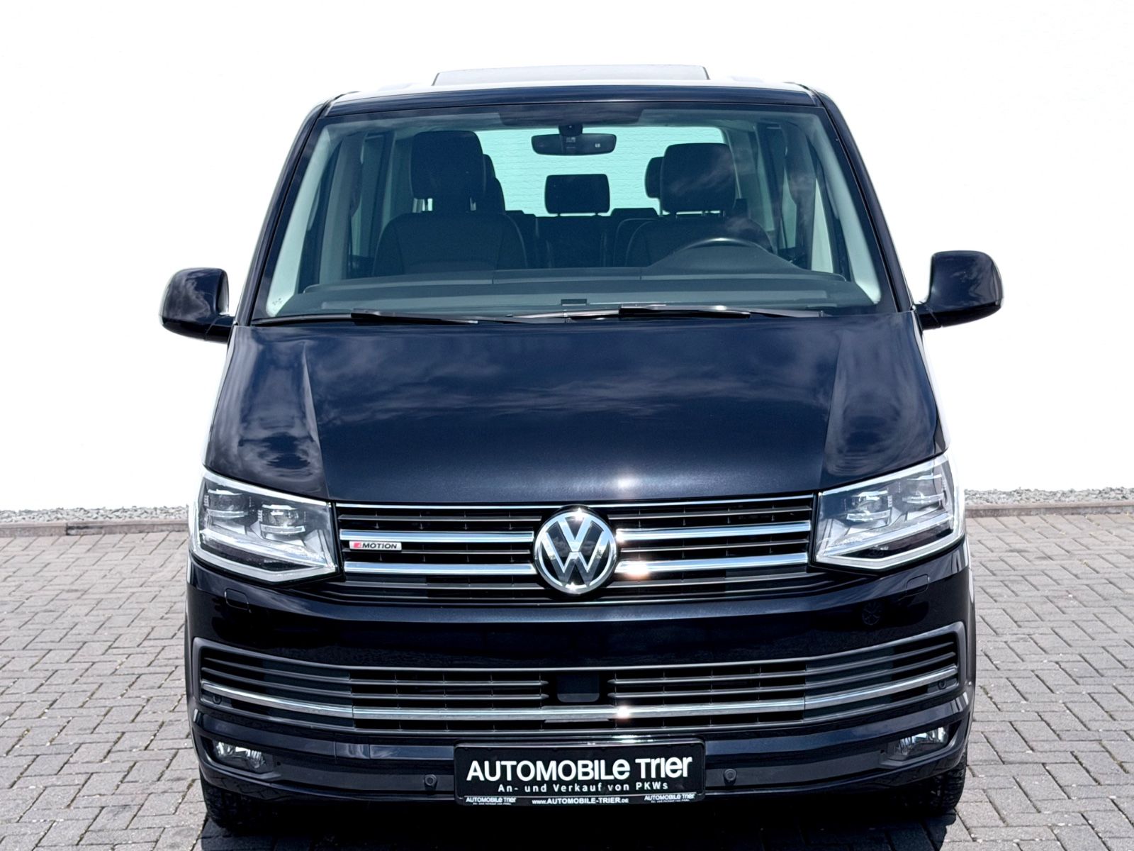 Volkswagen T6 Multivan 2.0 TDI DSG 4Motion - Bild 2 Volkswagen T6 Multivan 2.0 TDI DSG 4Motion in Schwarz als Van/Minibus - Fahrzeugfoto 2