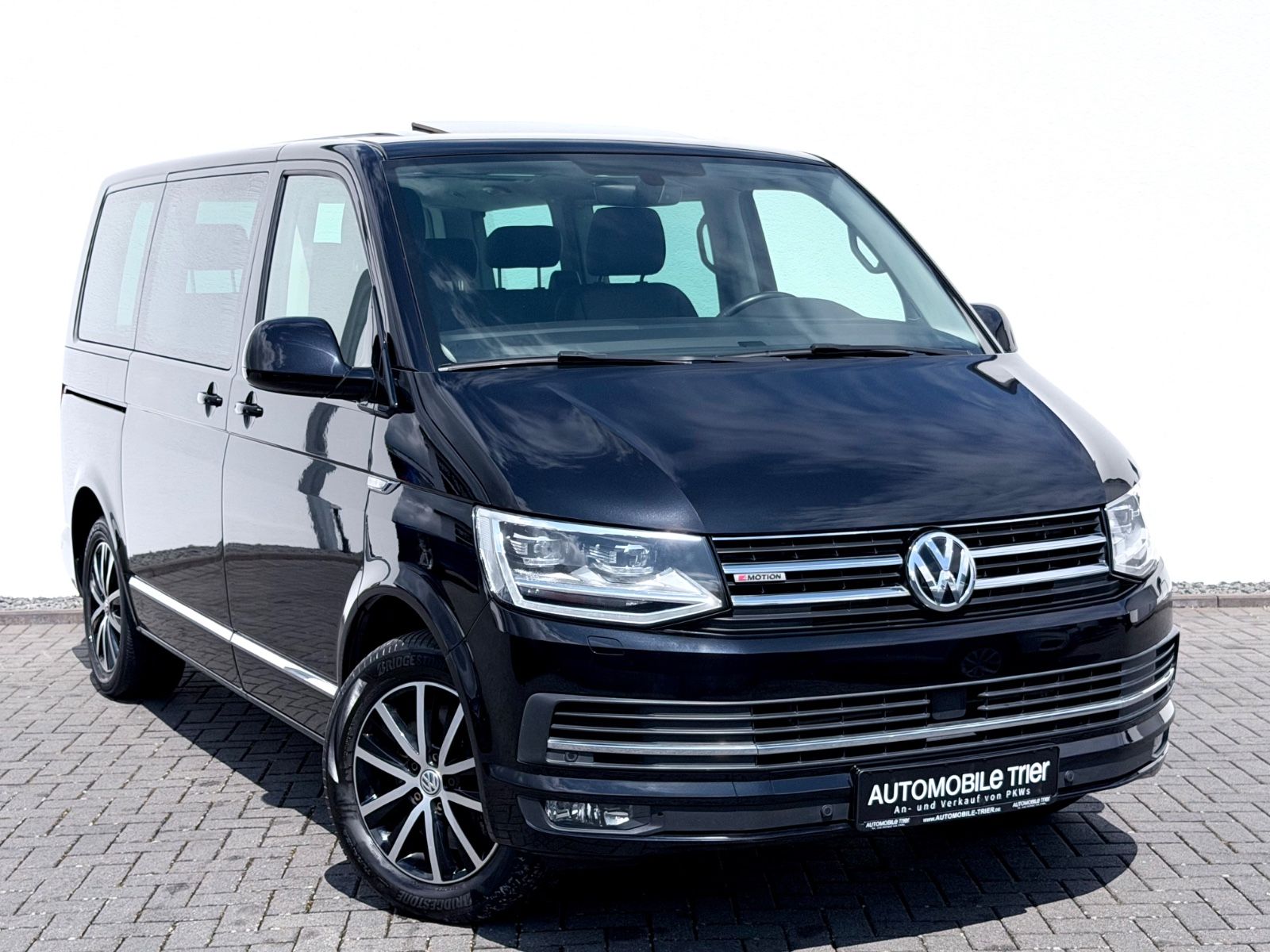 Volkswagen T6 Multivan 2.0 TDI DSG 4Motion - Bild 3 Volkswagen T6 Multivan 2.0 TDI DSG 4Motion in Schwarz als Van/Minibus - Fahrzeugfoto 3