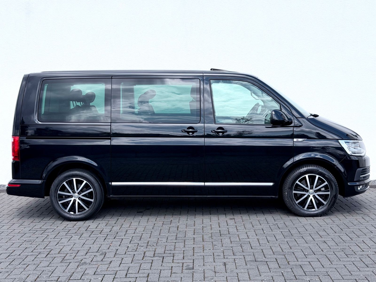Volkswagen T6 Multivan 2.0 TDI DSG 4Motion - Bild 4 Volkswagen T6 Multivan 2.0 TDI DSG 4Motion in Schwarz als Van/Minibus - Fahrzeugfoto 4