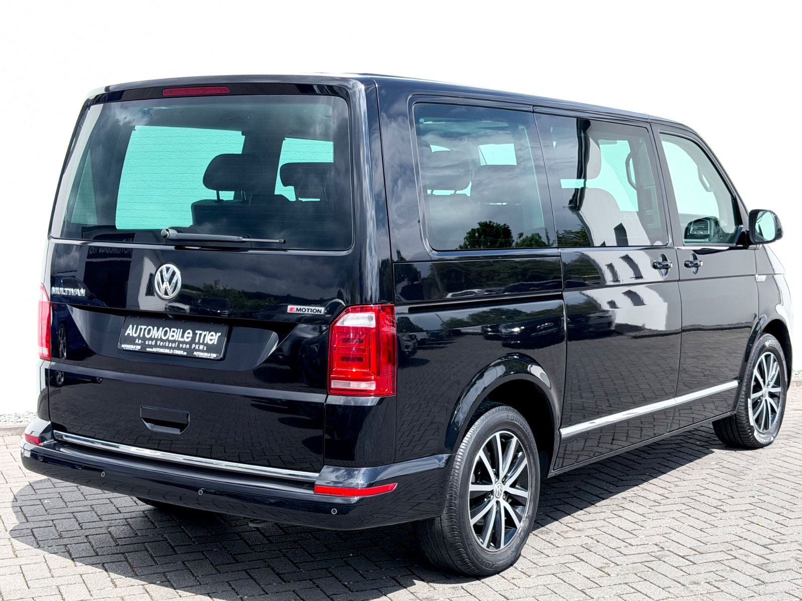 Volkswagen T6 Multivan 2.0 TDI DSG 4Motion - Bild 5 Volkswagen T6 Multivan 2.0 TDI DSG 4Motion in Schwarz als Van/Minibus - Fahrzeugfoto 5