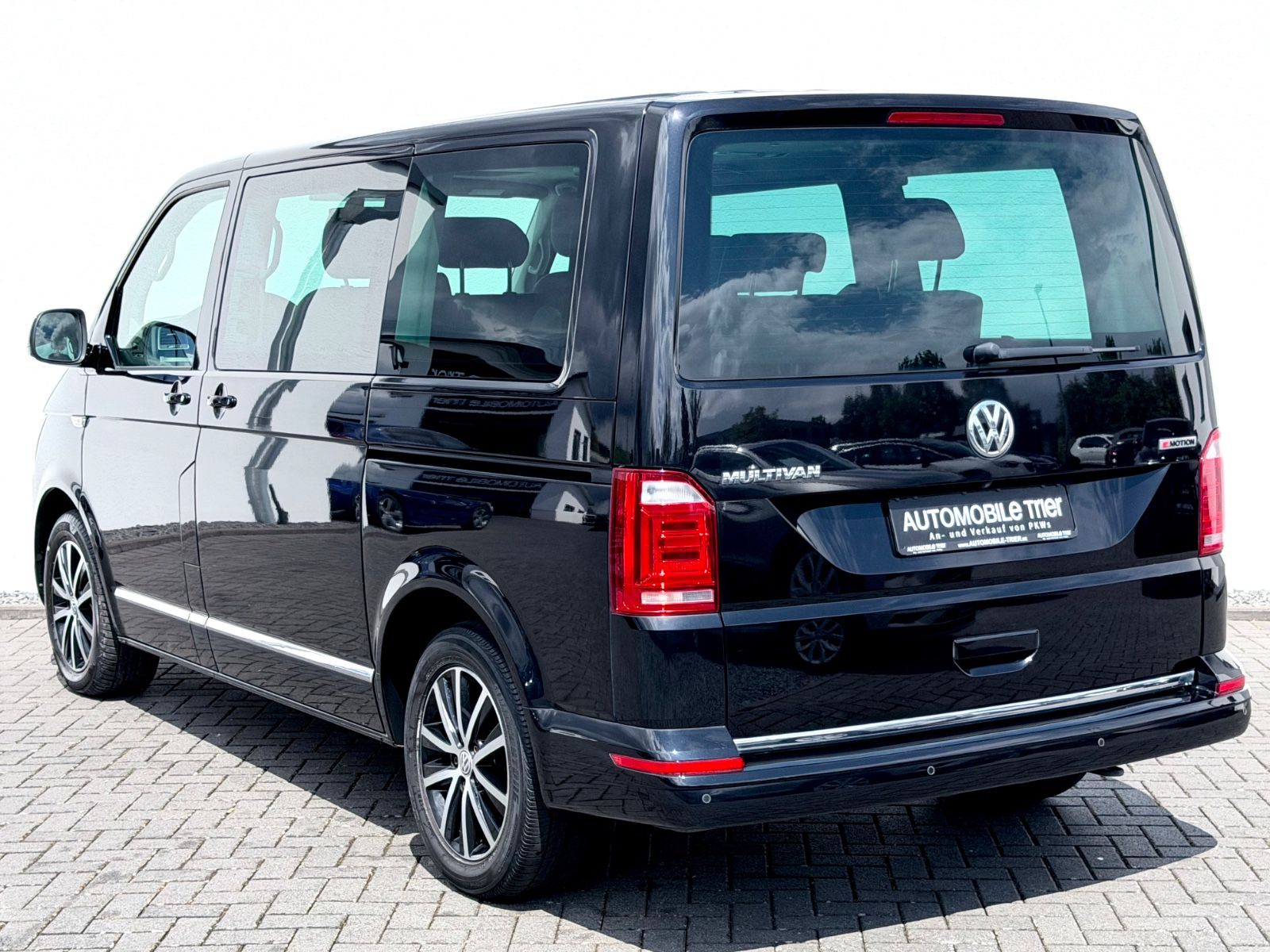 Volkswagen T6 Multivan 2.0 TDI DSG 4Motion - Bild 7 Volkswagen T6 Multivan 2.0 TDI DSG 4Motion in Schwarz als Van/Minibus - Fahrzeugfoto 7