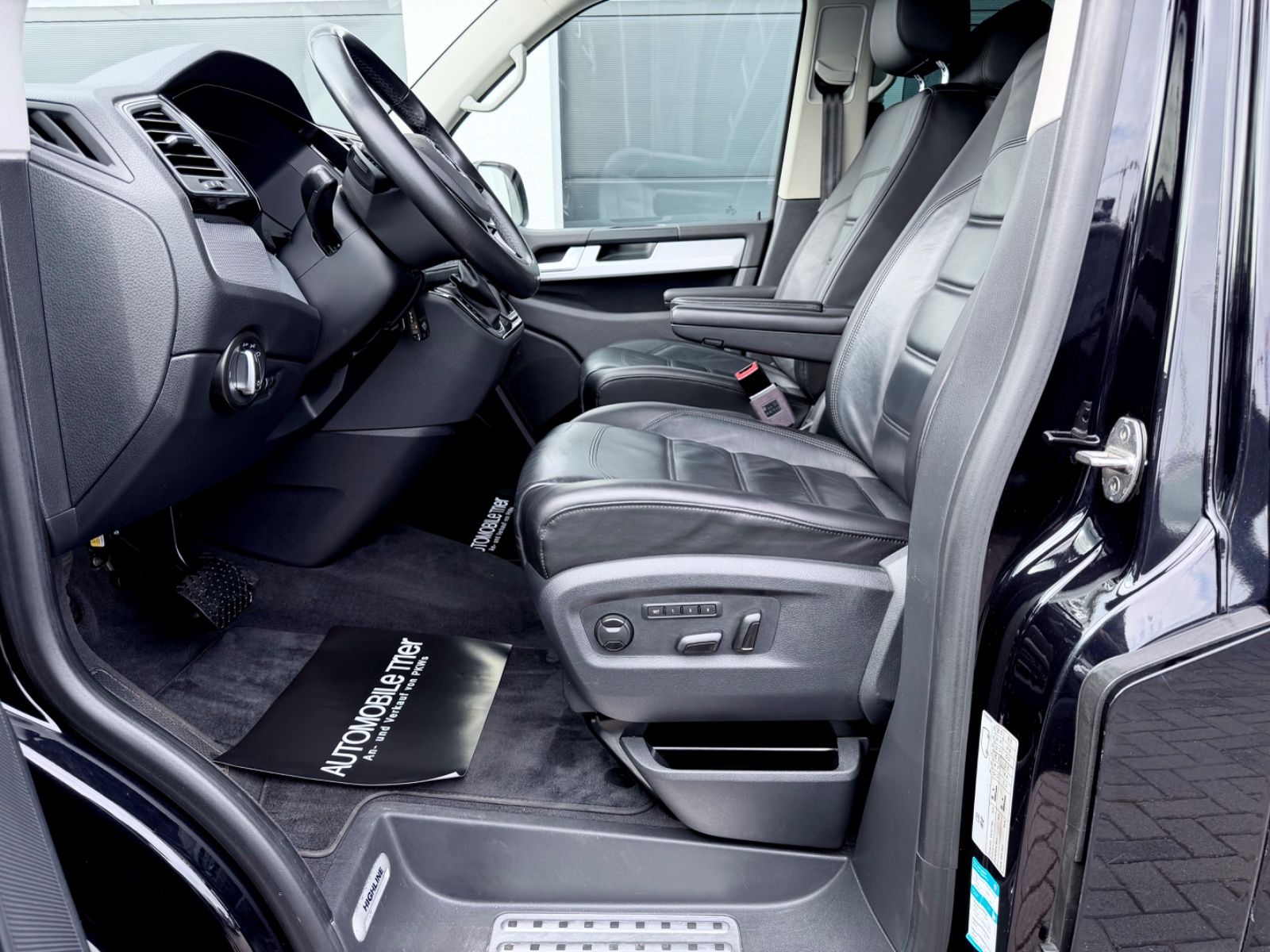 Volkswagen T6 Multivan 2.0 TDI DSG 4Motion - Bild 8 Volkswagen T6 Multivan 2.0 TDI DSG 4Motion in Schwarz als Van/Minibus - Fahrzeugfoto 8