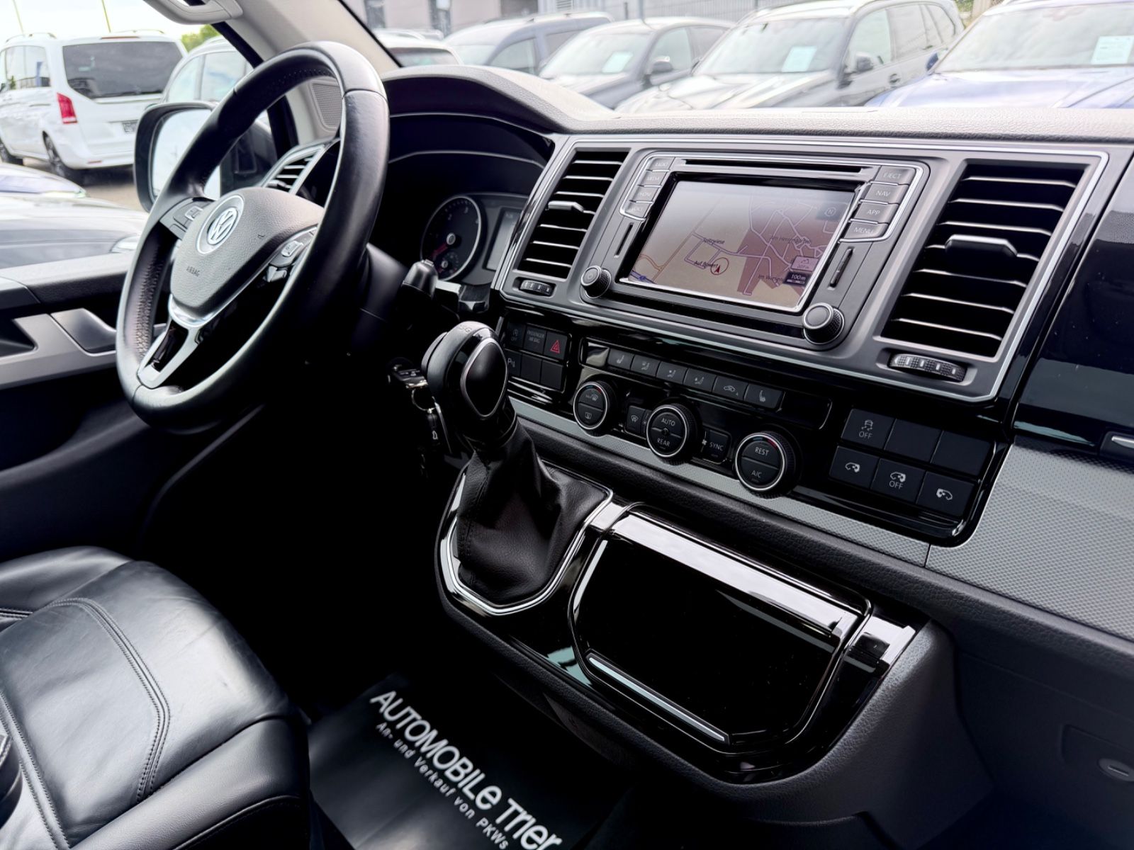 Volkswagen T6 Multivan 2.0 TDI DSG 4Motion - Bild 10 Volkswagen T6 Multivan 2.0 TDI DSG 4Motion in Schwarz als Van/Minibus - Fahrzeugfoto 10