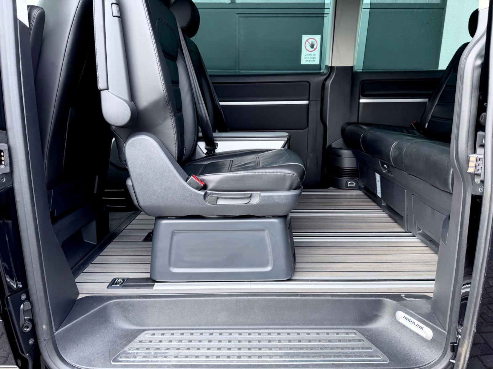Volkswagen T6 Multivan 2.0 TDI DSG 4Motion - Bild 13 Volkswagen T6 Multivan 2.0 TDI DSG 4Motion in Schwarz als Van/Minibus - Fahrzeugfoto 13