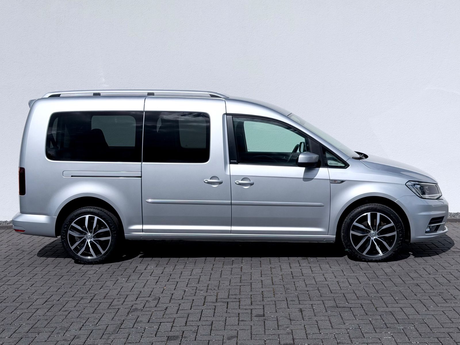 Volkswagen Caddy Maxi 2.0 TDI/LED/ACC/CAM/7.SITZER/GARANTIE - Bild 4 Volkswagen Caddy Maxi 2.0 TDI/LED/ACC/CAM/7.SITZER/GARANTIE in Silber als Van/Minibus - Fahrzeugfoto 4