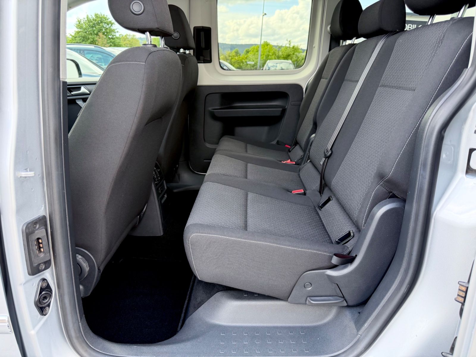 Volkswagen Caddy Maxi 2.0 TDI/LED/ACC/CAM/7.SITZER/GARANTIE - Bild 14 Volkswagen Caddy Maxi 2.0 TDI/LED/ACC/CAM/7.SITZER/GARANTIE in Silber als Van/Minibus - Fahrzeugfoto 14