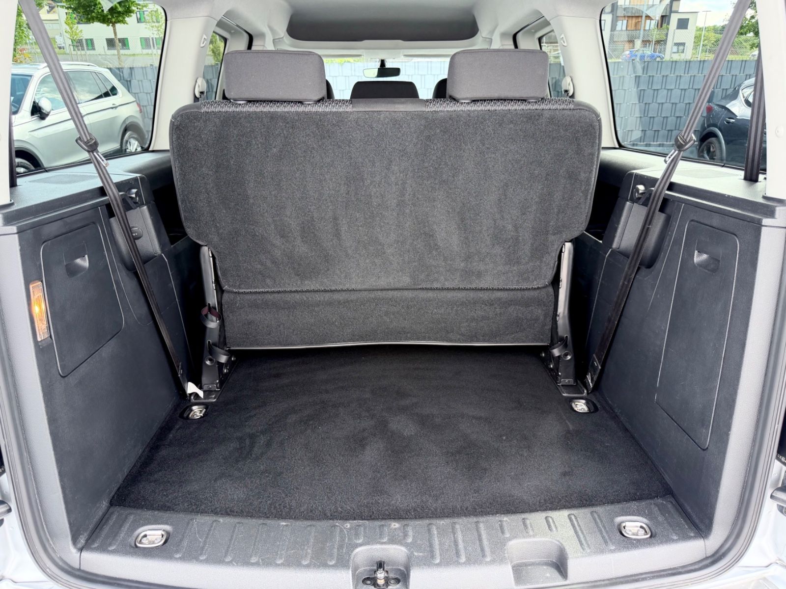 Volkswagen Caddy Maxi 2.0 TDI/LED/ACC/CAM/7.SITZER/GARANTIE - Bild 17 Volkswagen Caddy Maxi 2.0 TDI/LED/ACC/CAM/7.SITZER/GARANTIE in Silber als Van/Minibus - Fahrzeugfoto 17
