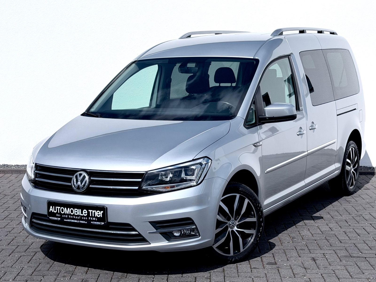 Volkswagen Caddy Maxi 2.0 TDI/LED/ACC/CAM/7.SITZER/GARANTIE in Silber als Van/Minibus - Fahrzeugfoto 1