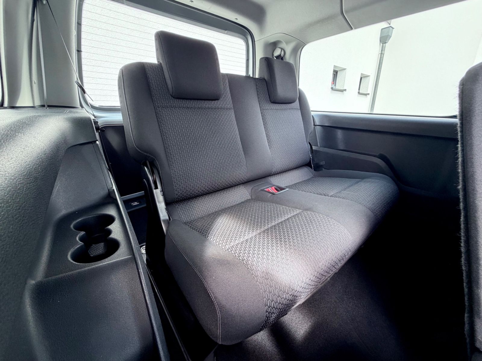 Volkswagen Caddy Maxi 2.0 TDI/LED/ACC/CAM/7.SITZER/GARANTIE - Bild 15 Volkswagen Caddy Maxi 2.0 TDI/LED/ACC/CAM/7.SITZER/GARANTIE in Silber als Van/Minibus - Fahrzeugfoto 15