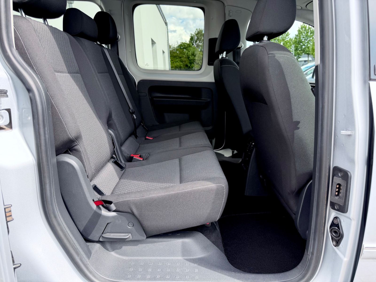 Volkswagen Caddy Maxi 2.0 TDI/LED/ACC/CAM/7.SITZER/GARANTIE - Bild 16 Volkswagen Caddy Maxi 2.0 TDI/LED/ACC/CAM/7.SITZER/GARANTIE in Silber als Van/Minibus - Fahrzeugfoto 16