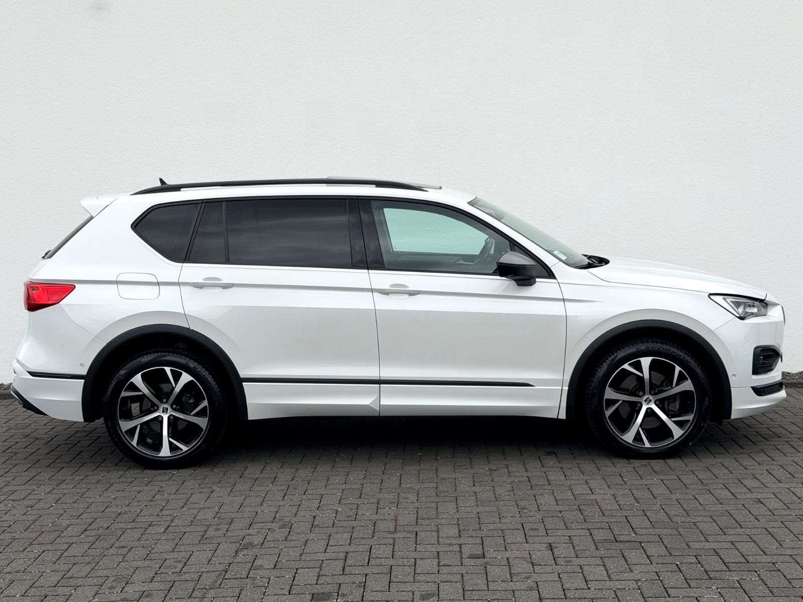 Seat Tarraco FR 2.0 TDI DSG 4Drive /PANO/LED/ACC/AHK/ - Bild 4 Seat Tarraco FR 2.0 TDI DSG 4Drive /PANO/LED/ACC/AHK/ in Weiß als SUV/Geländewagen/Pickup - Fahrzeugfoto 4