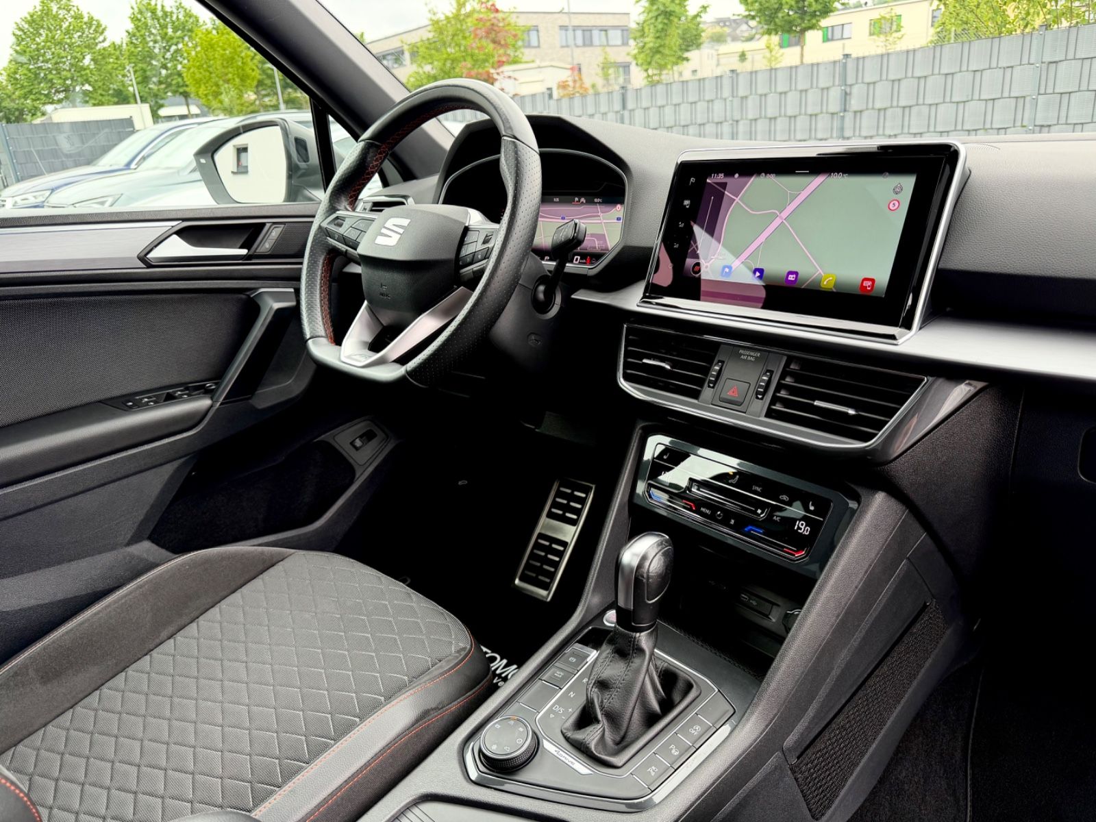 Seat Tarraco FR 2.0 TDI DSG 4Drive /PANO/LED/ACC/AHK/ - Bild 12 Seat Tarraco FR 2.0 TDI DSG 4Drive /PANO/LED/ACC/AHK/ in Weiß als SUV/Geländewagen/Pickup - Fahrzeugfoto 12