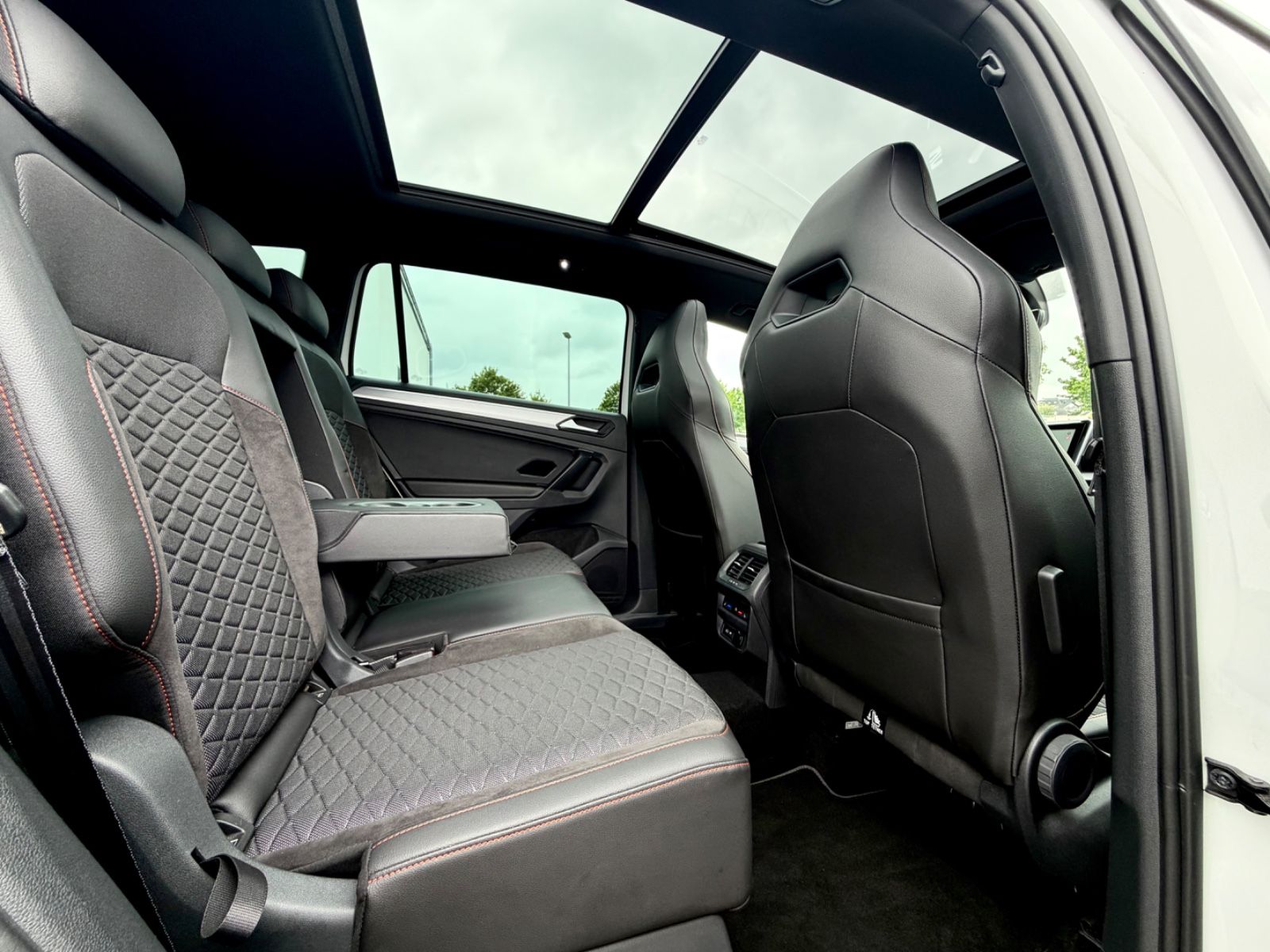Seat Tarraco FR 2.0 TDI DSG 4Drive /PANO/LED/ACC/AHK/ - Bild 15 Seat Tarraco FR 2.0 TDI DSG 4Drive /PANO/LED/ACC/AHK/ in Weiß als SUV/Geländewagen/Pickup - Fahrzeugfoto 15