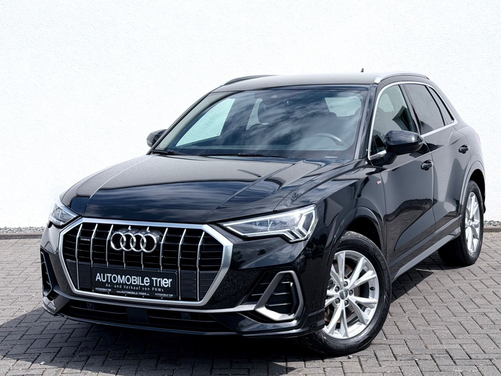 Audi Q3 40 TDI quattro S line Sport Plus Paket in Schwarz als SUV/Geländewagen/Pickup - Fahrzeugfoto 1