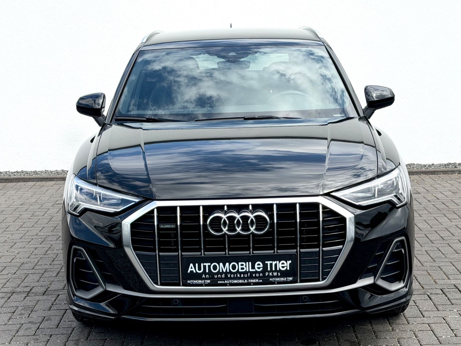 Audi Q3 40 TDI quattro S line Sport Plus Paket - Bild 2 Audi Q3 40 TDI quattro S line Sport Plus Paket in Schwarz als SUV/Geländewagen/Pickup - Fahrzeugfoto 2