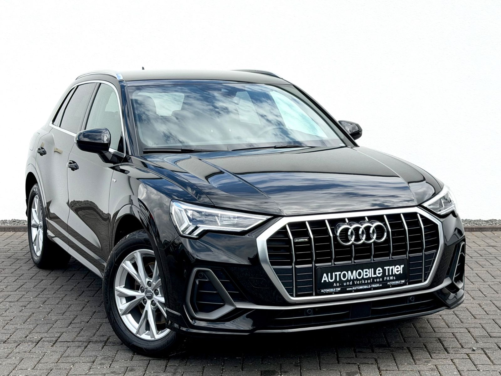 Audi Q3 40 TDI quattro S line Sport Plus Paket - Bild 3 Audi Q3 40 TDI quattro S line Sport Plus Paket in Schwarz als SUV/Geländewagen/Pickup - Fahrzeugfoto 3