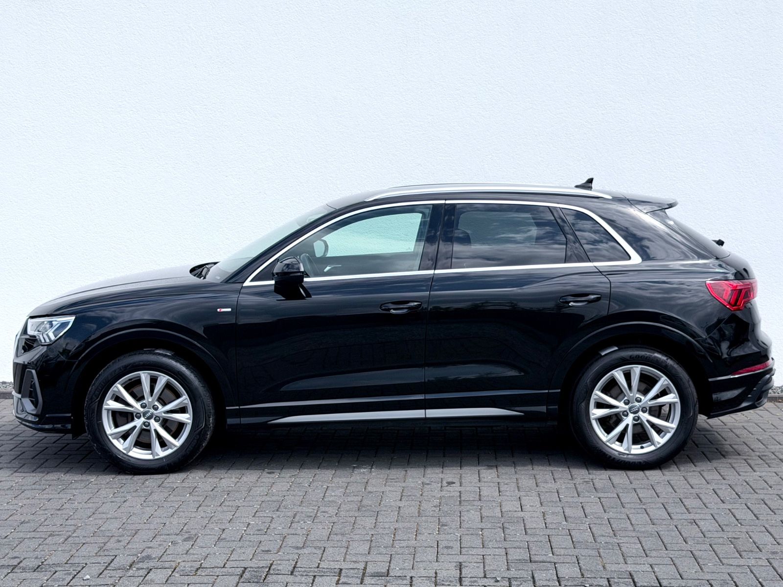Audi Q3 40 TDI quattro S line Sport Plus Paket - Bild 8 Audi Q3 40 TDI quattro S line Sport Plus Paket in Schwarz als SUV/Geländewagen/Pickup - Fahrzeugfoto 8