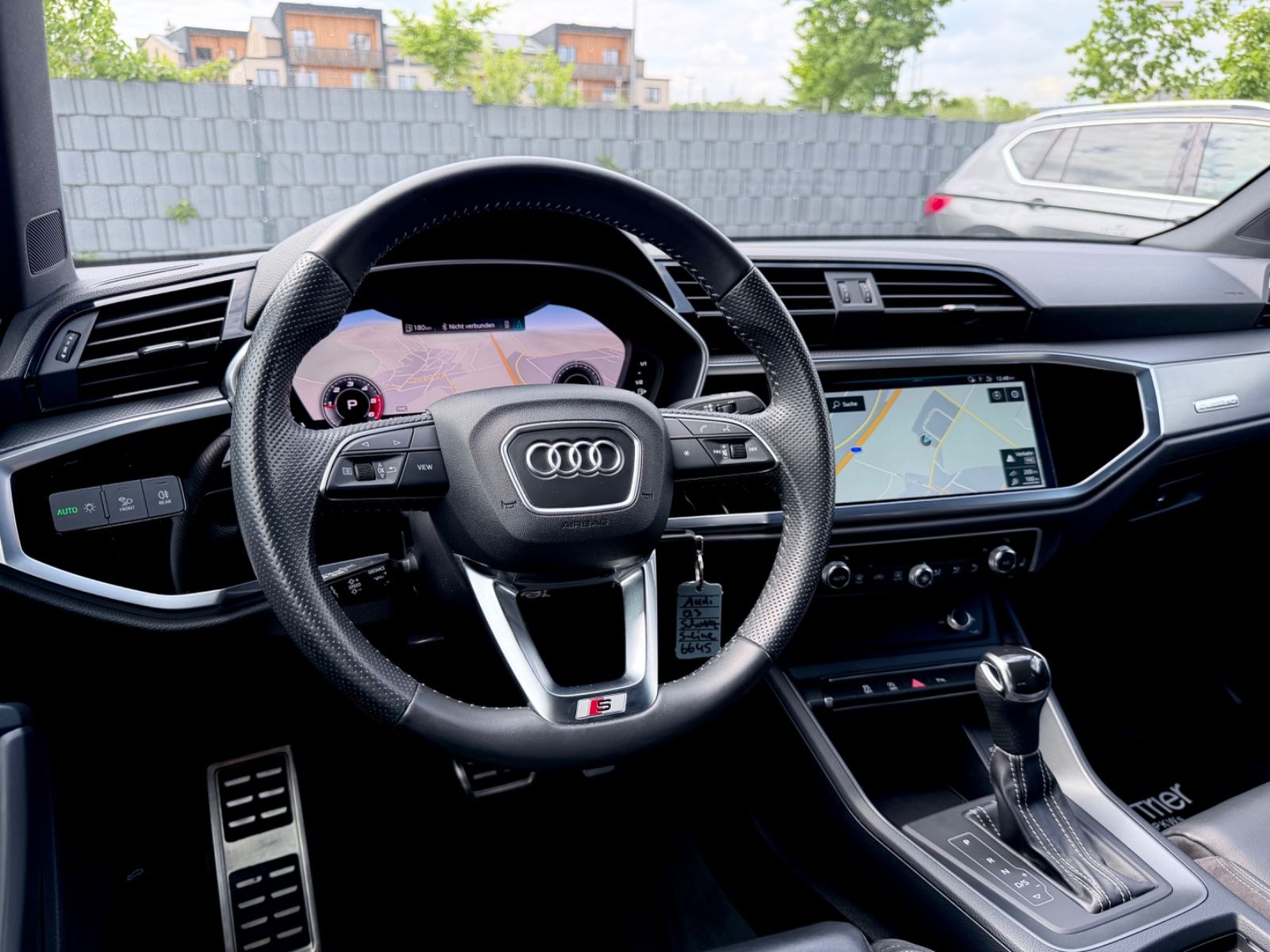 Audi Q3 40 TDI quattro S line Sport Plus Paket - Bild 10 Audi Q3 40 TDI quattro S line Sport Plus Paket in Schwarz als SUV/Geländewagen/Pickup - Fahrzeugfoto 10