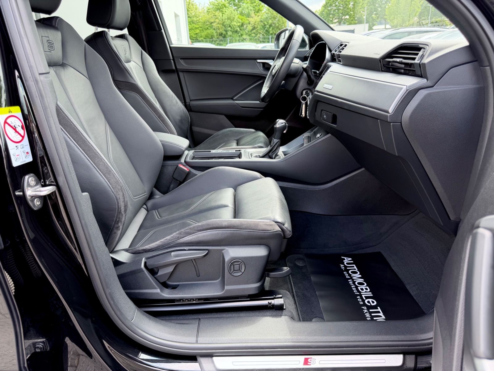 Audi Q3 40 TDI quattro S line Sport Plus Paket - Bild 13 Audi Q3 40 TDI quattro S line Sport Plus Paket in Schwarz als SUV/Geländewagen/Pickup - Fahrzeugfoto 13
