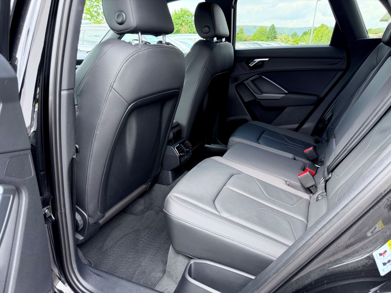 Audi Q3 40 TDI quattro S line Sport Plus Paket - Bild 14 Audi Q3 40 TDI quattro S line Sport Plus Paket in Schwarz als SUV/Geländewagen/Pickup - Fahrzeugfoto 14