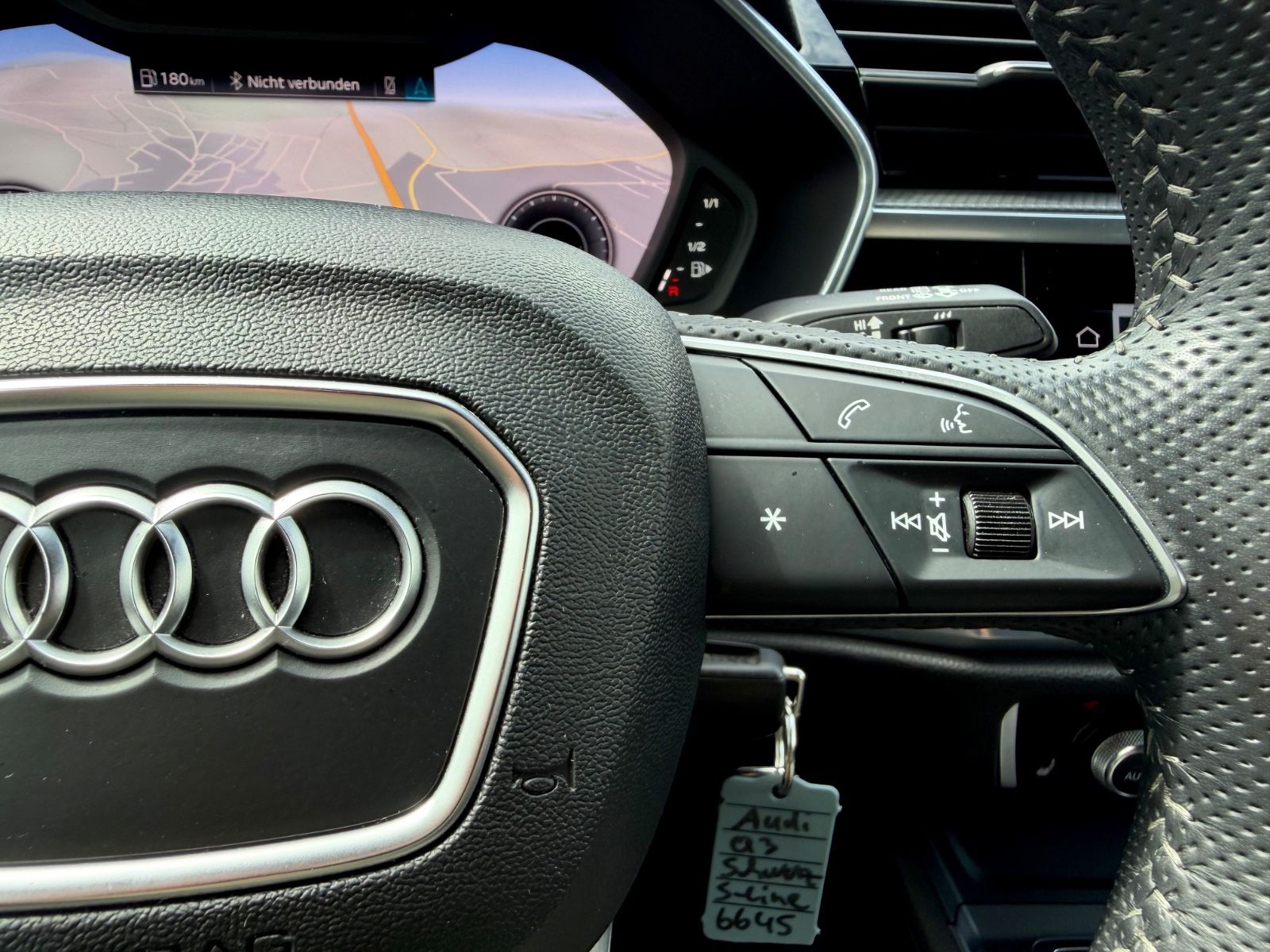 Audi Q3 40 TDI quattro S line Sport Plus Paket - Bild 16 Audi Q3 40 TDI quattro S line Sport Plus Paket in Schwarz als SUV/Geländewagen/Pickup - Fahrzeugfoto 16