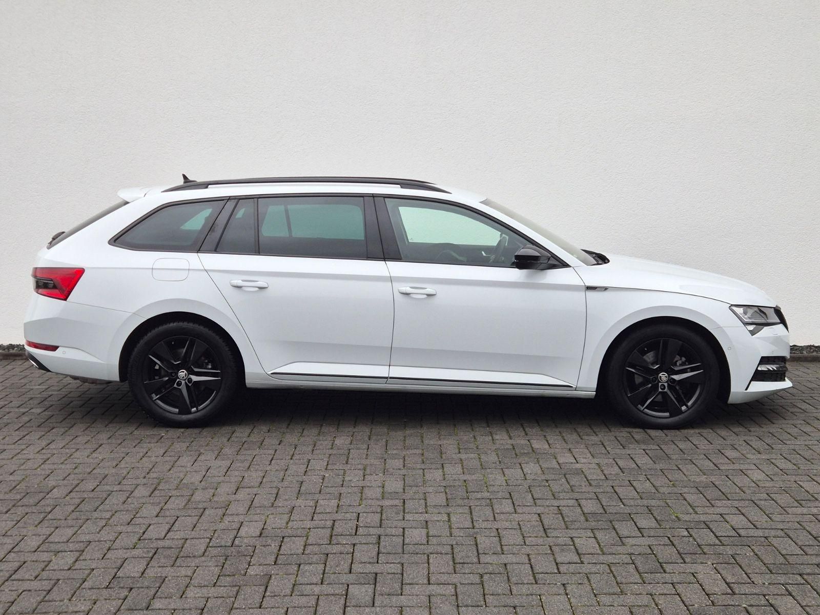 Skoda Superb Combi Sportline 2.0 TSI DSG / / 1.HAND // - Bild 4 Skoda Superb Combi Sportline 2.0 TSI DSG / / 1.HAND // in Moon-Weiss Metallic als Kombi - Fahrzeugfoto 4