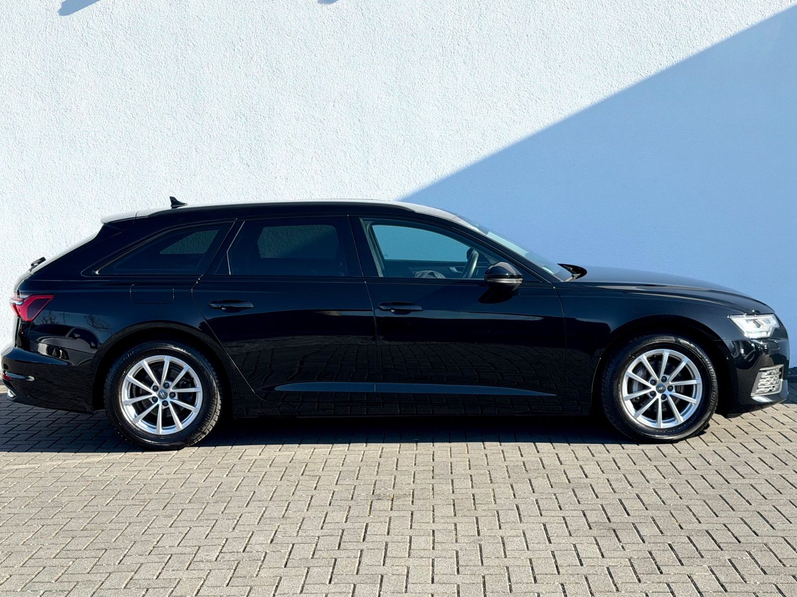 Audi A6 Avant 40 TDI /NAVI/LED/ACC/CAM/GARANTIE/ - Bild 4 Audi A6 Avant 40 TDI /NAVI/LED/ACC/CAM/GARANTIE/ in BRILLANTSCHWARZ als Kombi - Fahrzeugfoto 4