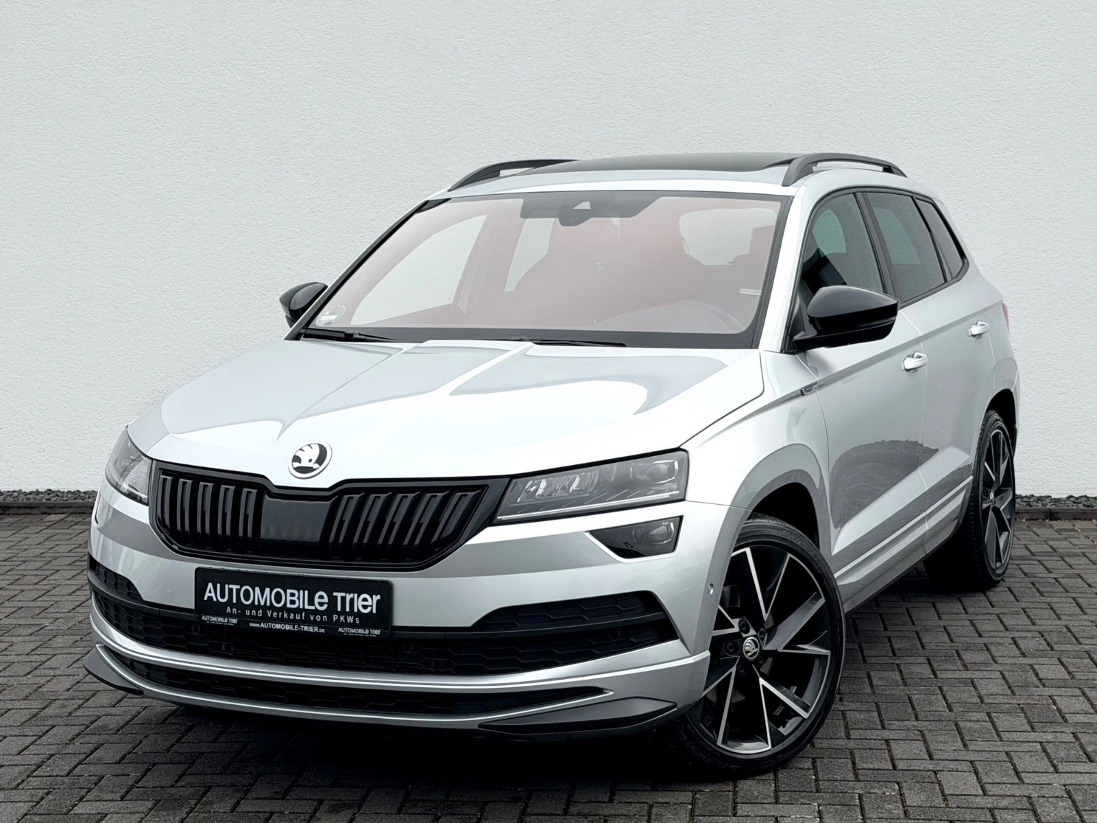 Skoda Karoq Sportline 2.0 TSI DSG 4x4/PANO/LED/ACC/AHK in Silber als SUV/Geländewagen/Pickup - Fahrzeugfoto 1