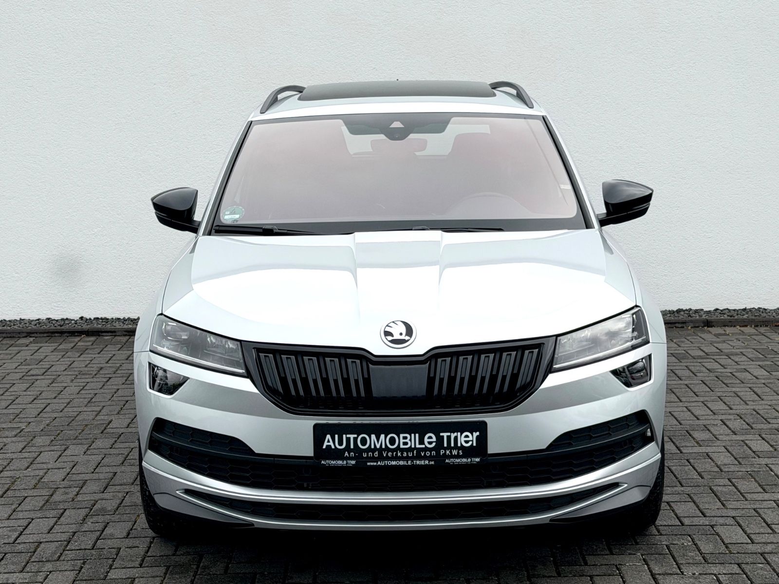 Skoda Karoq Sportline 2.0 TSI DSG 4x4/PANO/LED/ACC/AHK - Bild 2 Skoda Karoq Sportline 2.0 TSI DSG 4x4/PANO/LED/ACC/AHK in Silber als SUV/Geländewagen/Pickup - Fahrzeugfoto 2