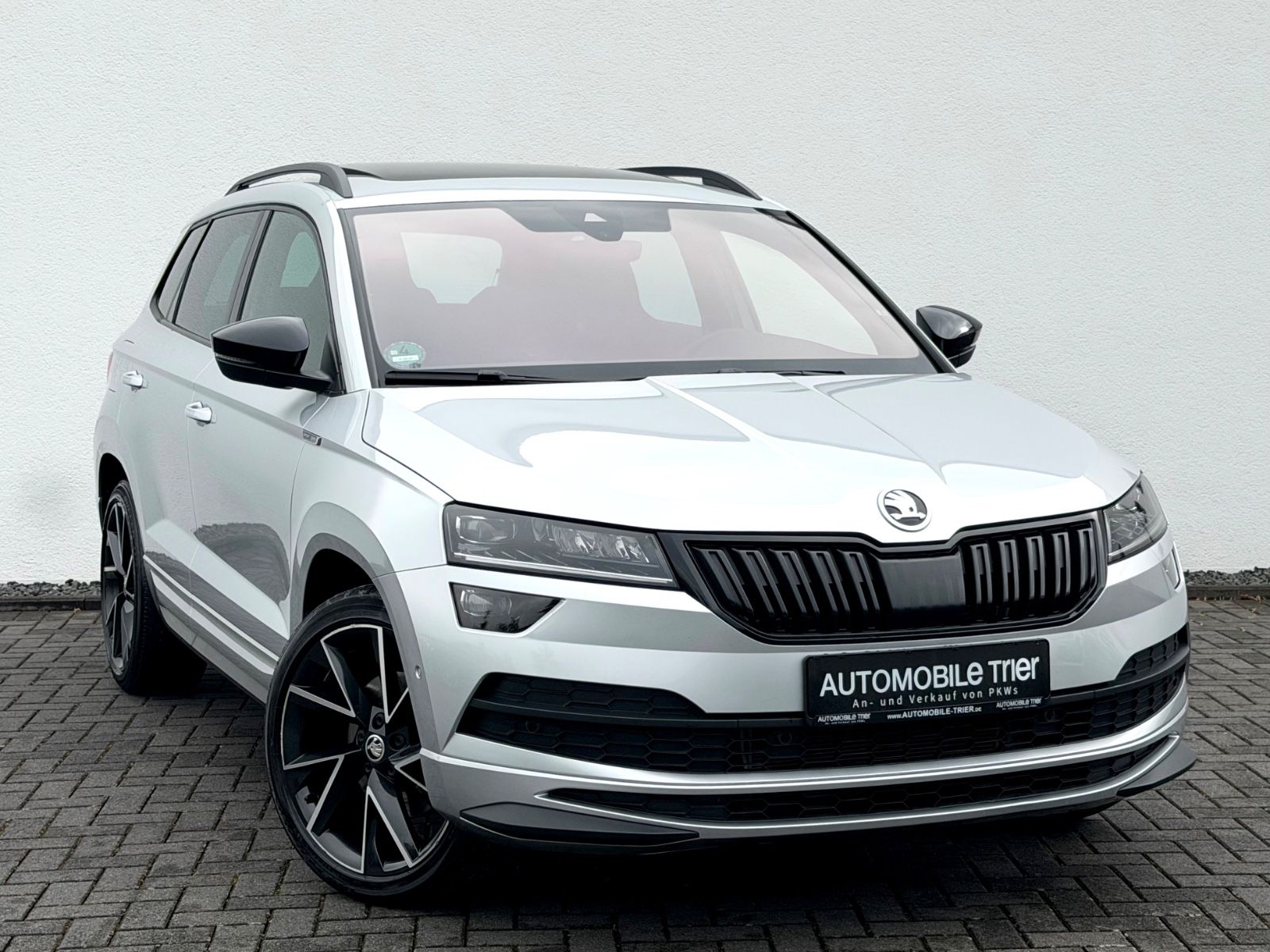 Skoda Karoq Sportline 2.0 TSI DSG 4x4/PANO/LED/ACC/AHK - Bild 3 Skoda Karoq Sportline 2.0 TSI DSG 4x4/PANO/LED/ACC/AHK in Silber als SUV/Geländewagen/Pickup - Fahrzeugfoto 3