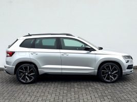 Skoda Karoq Sportline 2.0 TSI DSG 4x4/PANO/LED/ACC/AHK in Silber als SUV/Geländewagen/Pickup - Fahrzeugfoto 4