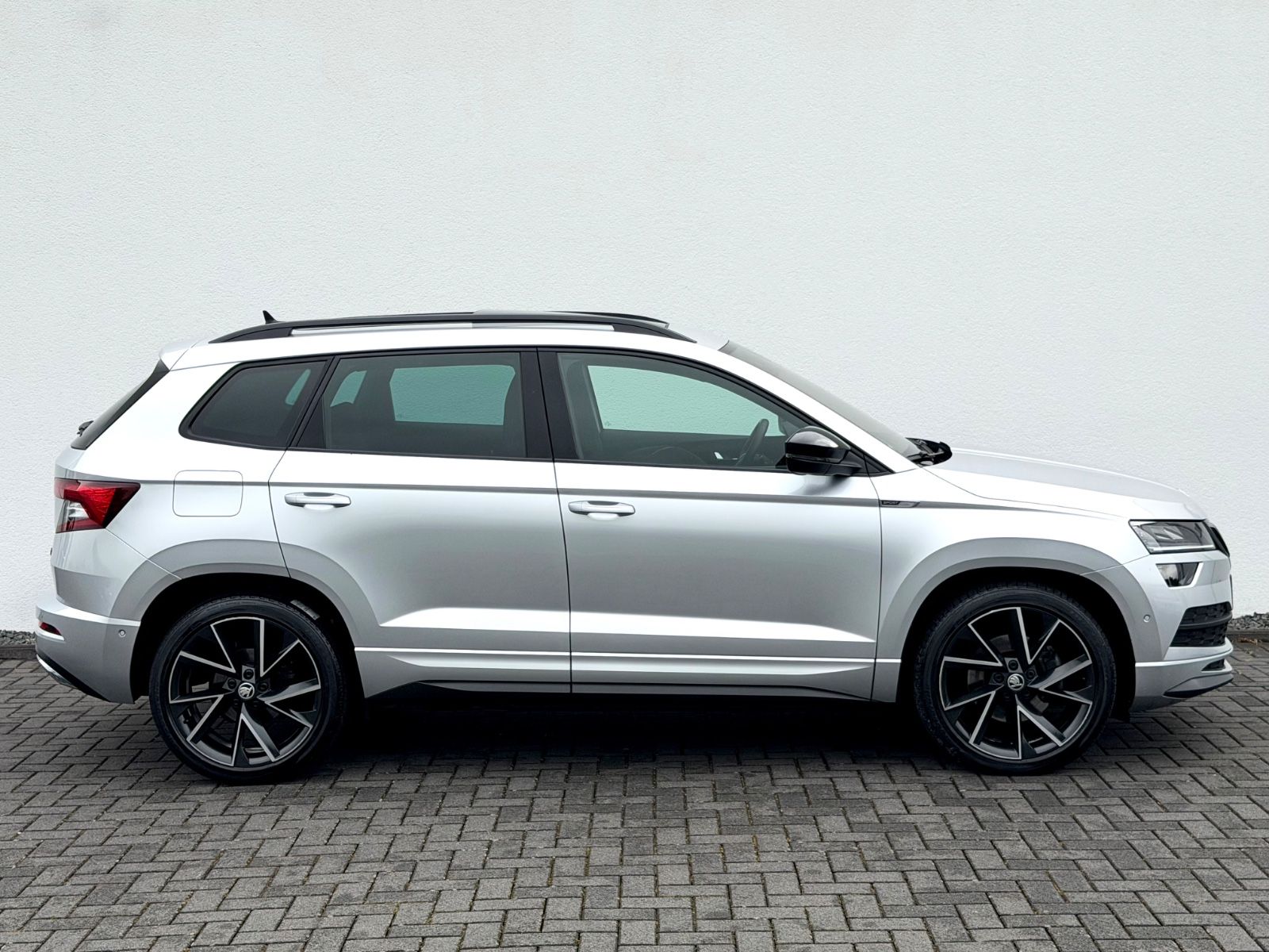 Skoda Karoq Sportline 2.0 TSI DSG 4x4/PANO/LED/ACC/AHK - Bild 4 Skoda Karoq Sportline 2.0 TSI DSG 4x4/PANO/LED/ACC/AHK in Silber als SUV/Geländewagen/Pickup - Fahrzeugfoto 4