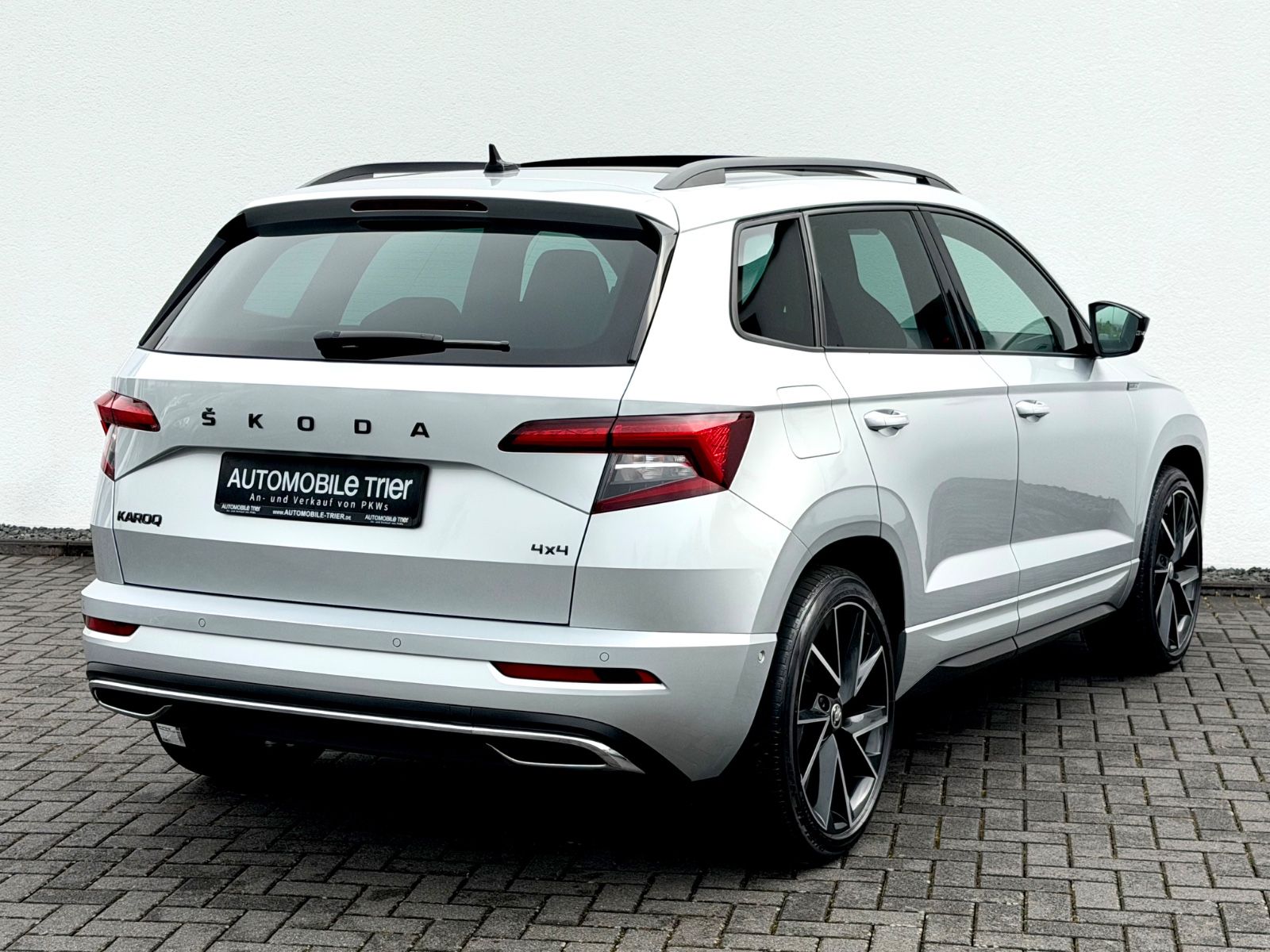 Skoda Karoq Sportline 2.0 TSI DSG 4x4/PANO/LED/ACC/AHK - Bild 5 Skoda Karoq Sportline 2.0 TSI DSG 4x4/PANO/LED/ACC/AHK in Silber als SUV/Geländewagen/Pickup - Fahrzeugfoto 5