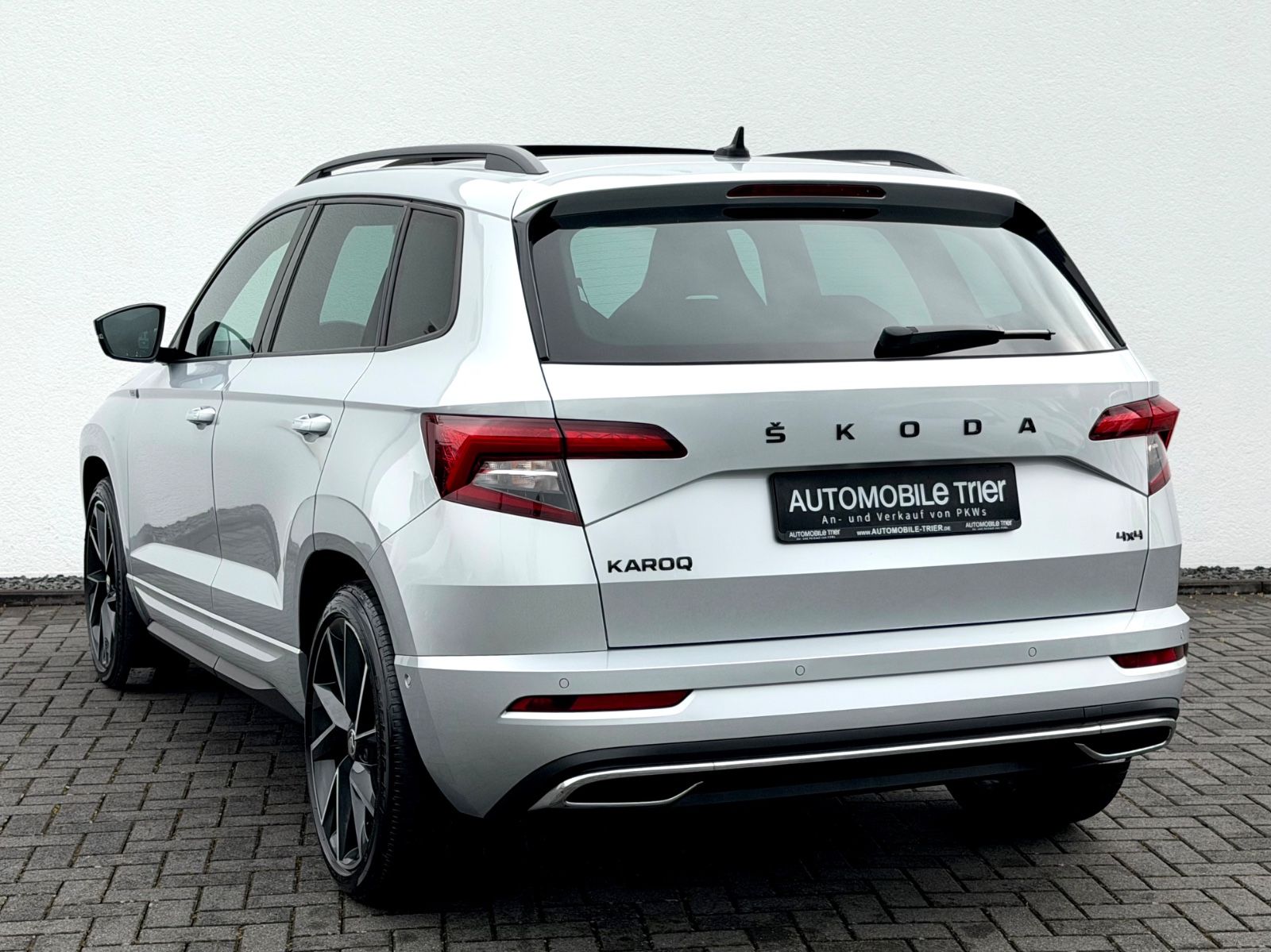 Skoda Karoq Sportline 2.0 TSI DSG 4x4/PANO/LED/ACC/AHK - Bild 7 Skoda Karoq Sportline 2.0 TSI DSG 4x4/PANO/LED/ACC/AHK in Silber als SUV/Geländewagen/Pickup - Fahrzeugfoto 7