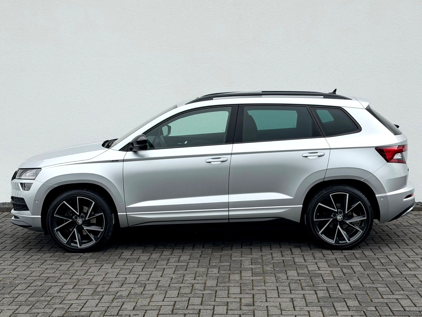 Skoda Karoq Sportline 2.0 TSI DSG 4x4/PANO/LED/ACC/AHK - Bild 8 Skoda Karoq Sportline 2.0 TSI DSG 4x4/PANO/LED/ACC/AHK in Silber als SUV/Geländewagen/Pickup - Fahrzeugfoto 8