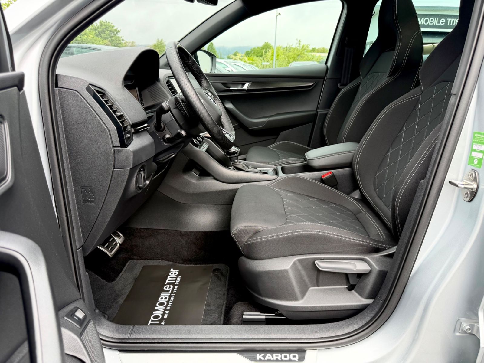 Skoda Karoq Sportline 2.0 TSI DSG 4x4/PANO/LED/ACC/AHK - Bild 9 Skoda Karoq Sportline 2.0 TSI DSG 4x4/PANO/LED/ACC/AHK in Silber als SUV/Geländewagen/Pickup - Fahrzeugfoto 9