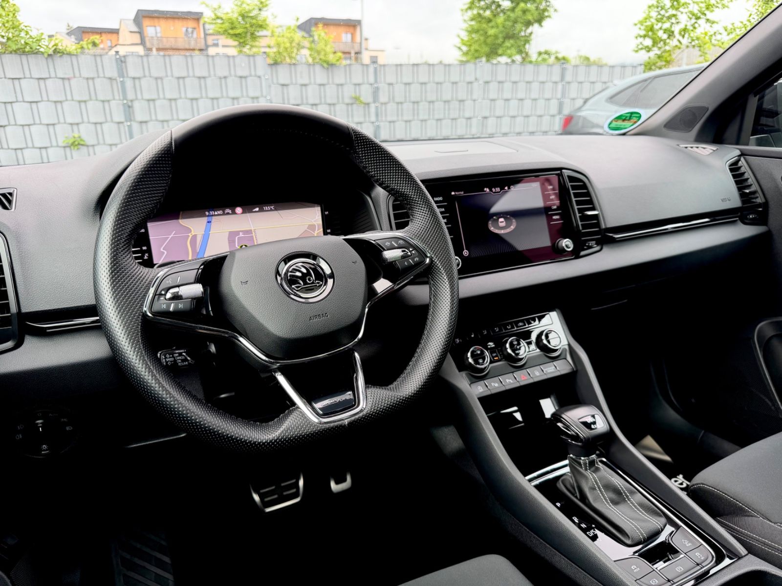 Skoda Karoq Sportline 2.0 TSI DSG 4x4/PANO/LED/ACC/AHK - Bild 10 Skoda Karoq Sportline 2.0 TSI DSG 4x4/PANO/LED/ACC/AHK in Silber als SUV/Geländewagen/Pickup - Fahrzeugfoto 10