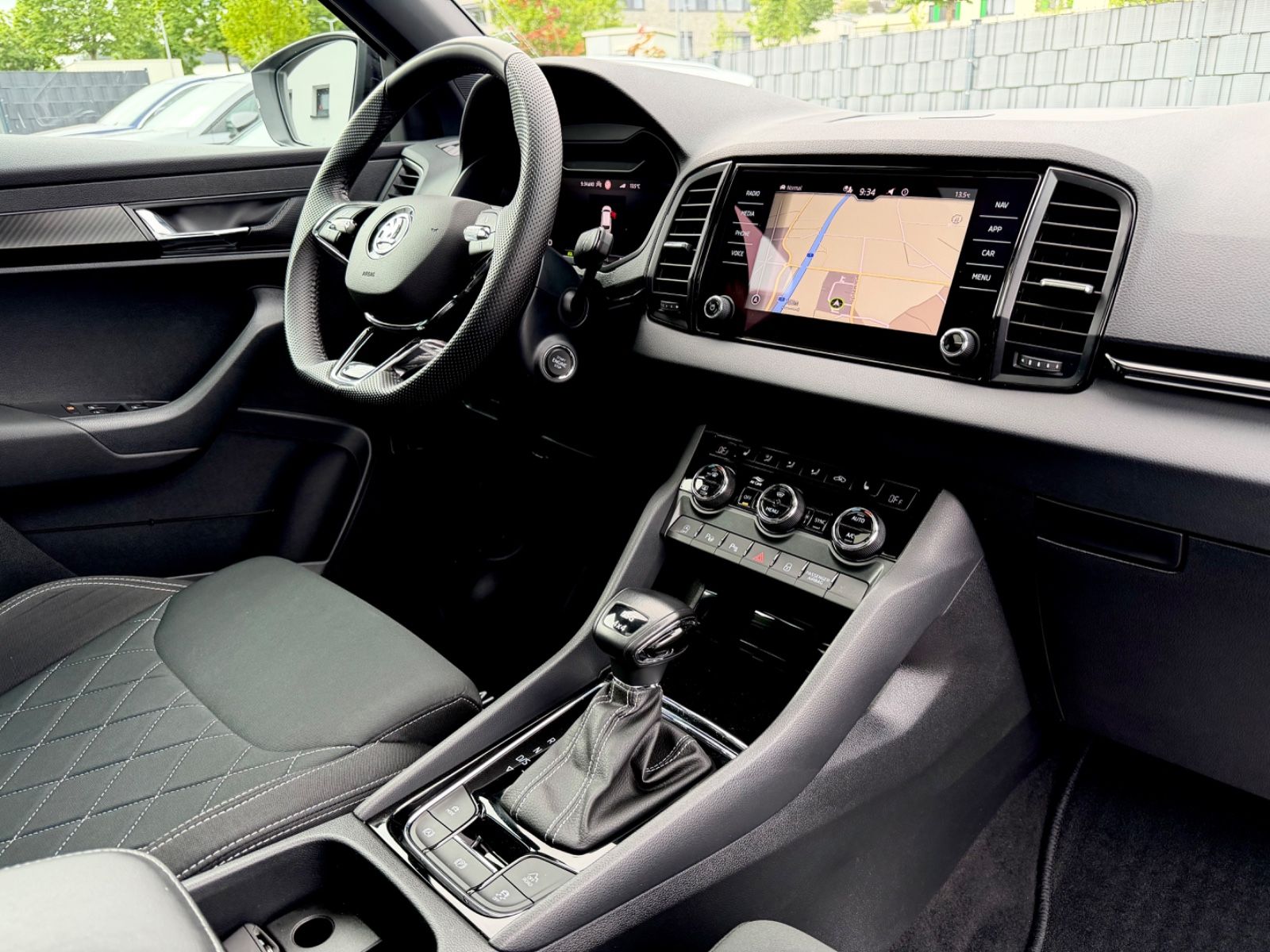 Skoda Karoq Sportline 2.0 TSI DSG 4x4/PANO/LED/ACC/AHK - Bild 12 Skoda Karoq Sportline 2.0 TSI DSG 4x4/PANO/LED/ACC/AHK in Silber als SUV/Geländewagen/Pickup - Fahrzeugfoto 12