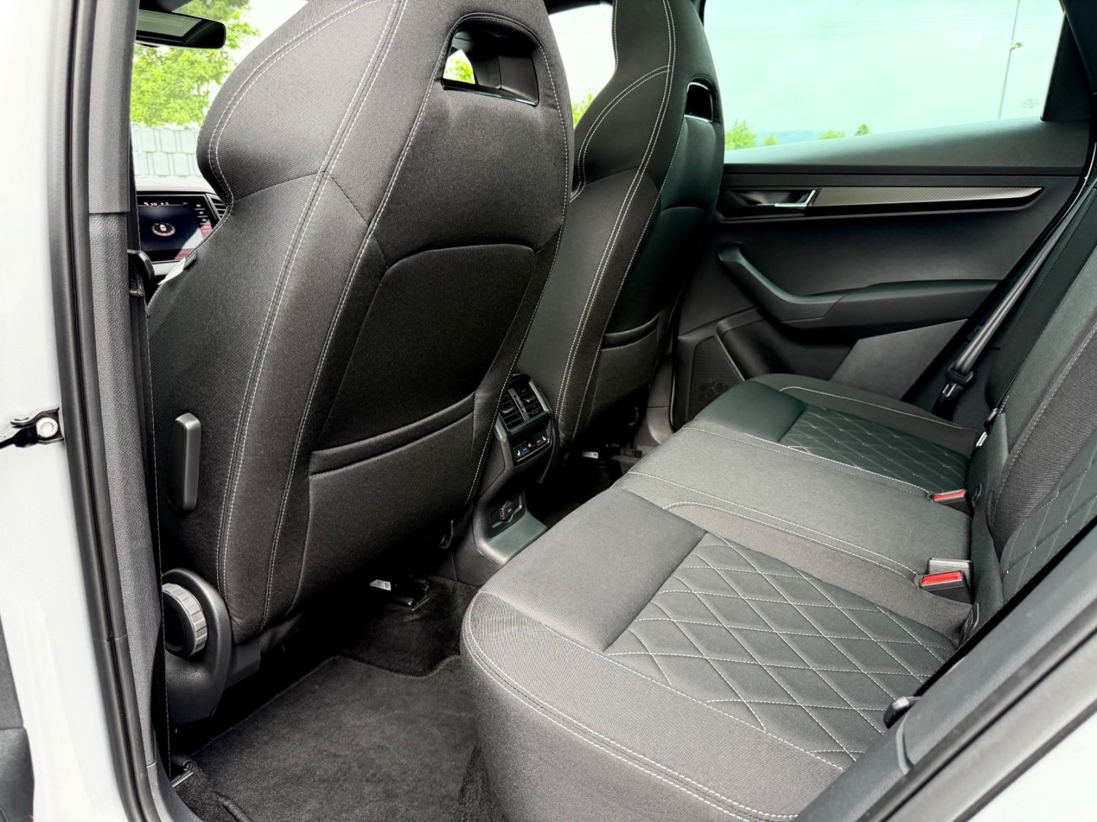 Skoda Karoq Sportline 2.0 TSI DSG 4x4/PANO/LED/ACC/AHK - Bild 14 Skoda Karoq Sportline 2.0 TSI DSG 4x4/PANO/LED/ACC/AHK in Silber als SUV/Geländewagen/Pickup - Fahrzeugfoto 14