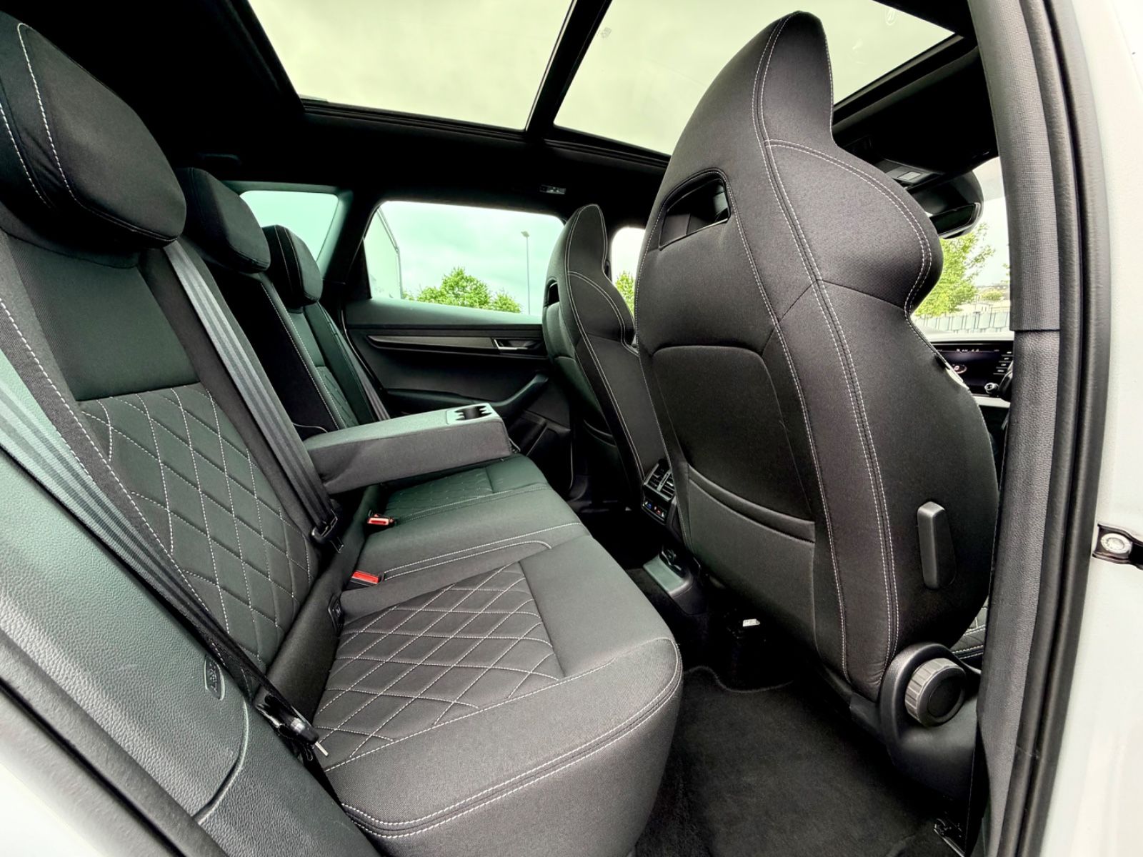 Skoda Karoq Sportline 2.0 TSI DSG 4x4/PANO/LED/ACC/AHK - Bild 15 Skoda Karoq Sportline 2.0 TSI DSG 4x4/PANO/LED/ACC/AHK in Silber als SUV/Geländewagen/Pickup - Fahrzeugfoto 15