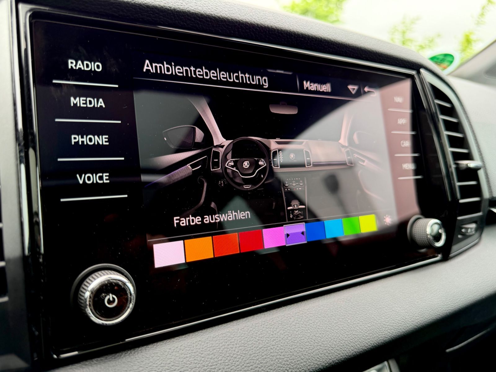Skoda Karoq Sportline 2.0 TSI DSG 4x4/PANO/LED/ACC/AHK - Bild 23 Skoda Karoq Sportline 2.0 TSI DSG 4x4/PANO/LED/ACC/AHK in Silber als SUV/Geländewagen/Pickup - Fahrzeugfoto 23