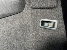 Skoda Karoq Sportline 2.0 TSI DSG 4x4/PANO/LED/ACC/AHK in Silber als SUV/Geländewagen/Pickup - Fahrzeugfoto 25
