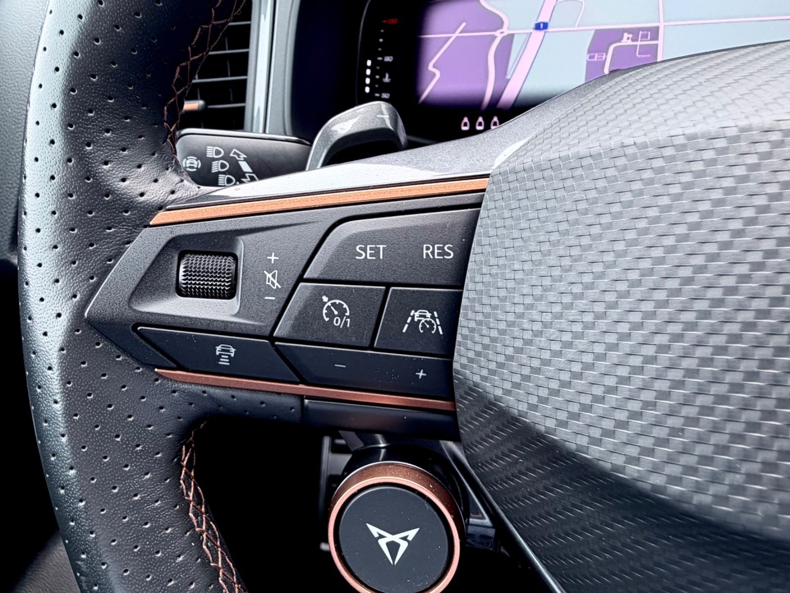 Cupra Ateca VZ 2.0 TSI DSG 4Drive/LED/ACC/LHZ/360° CAM - Bild 18 Cupra Ateca VZ 2.0 TSI DSG 4Drive/LED/ACC/LHZ/360° CAM als SUV/Geländewagen/Pickup - Fahrzeugfoto 18